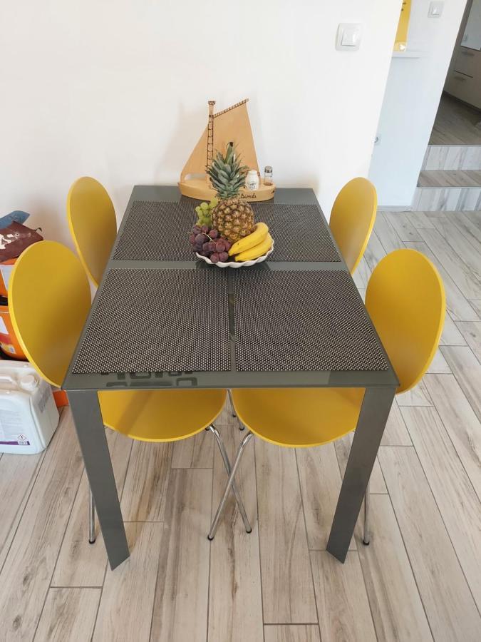 Apartmant Bionda Novi Vinodolski, Cozy And Nice Apartment For 4 People In The City Center Exteriör bild