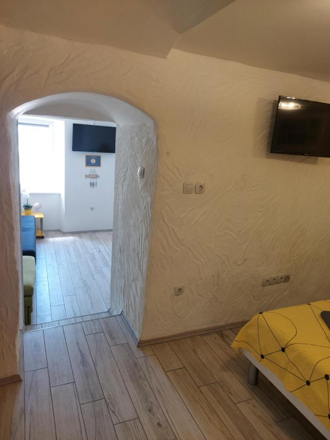Apartmant Bionda Novi Vinodolski, Cozy And Nice Apartment For 4 People In The City Center Exteriör bild