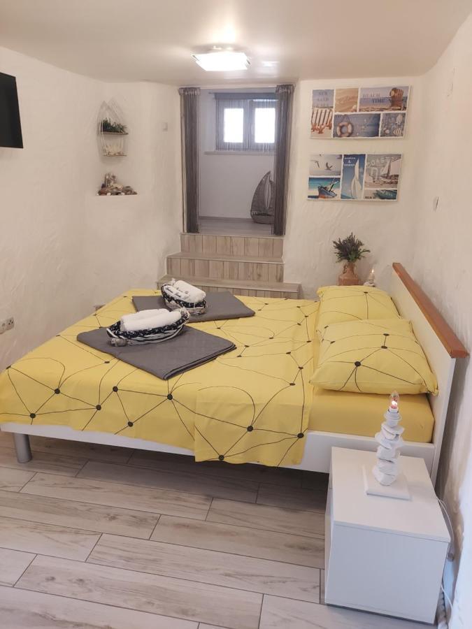 Apartmant Bionda Novi Vinodolski, Cozy And Nice Apartment For 4 People In The City Center Exteriör bild
