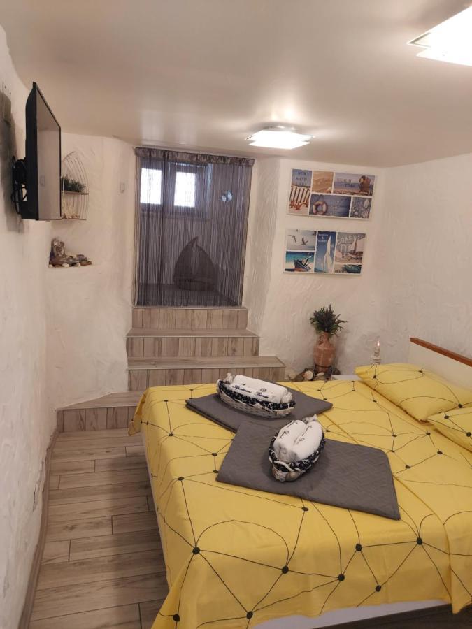 Apartmant Bionda Novi Vinodolski, Cozy And Nice Apartment For 4 People In The City Center Exteriör bild