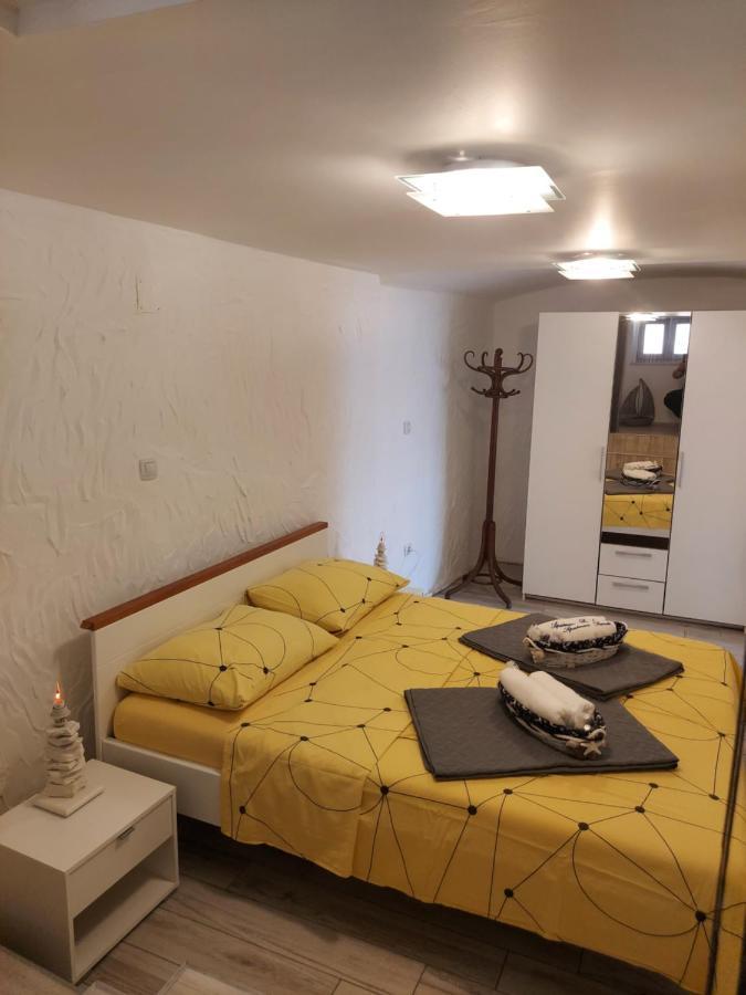 Apartmant Bionda Novi Vinodolski, Cozy And Nice Apartment For 4 People In The City Center Exteriör bild