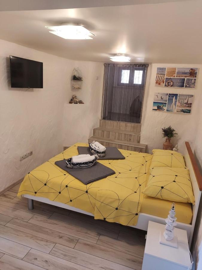 Apartmant Bionda Novi Vinodolski, Cozy And Nice Apartment For 4 People In The City Center Exteriör bild