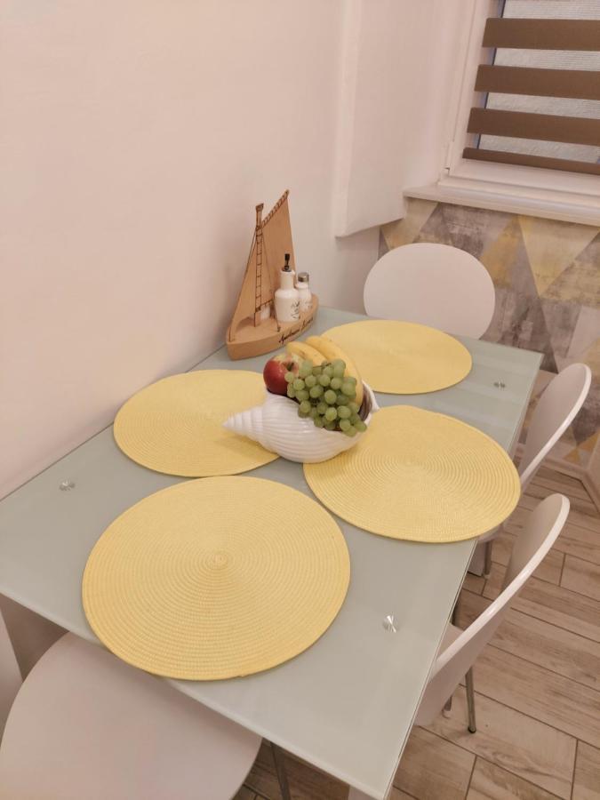 Apartmant Bionda Novi Vinodolski, Cozy And Nice Apartment For 4 People In The City Center Exteriör bild
