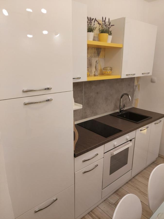 Apartmant Bionda Novi Vinodolski, Cozy And Nice Apartment For 4 People In The City Center Exteriör bild