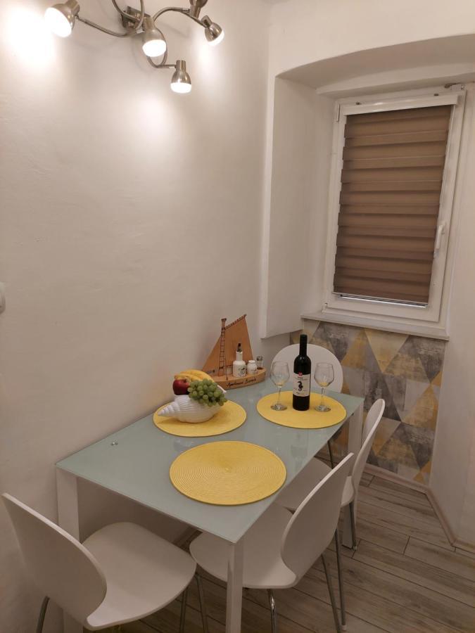 Apartmant Bionda Novi Vinodolski, Cozy And Nice Apartment For 4 People In The City Center Exteriör bild