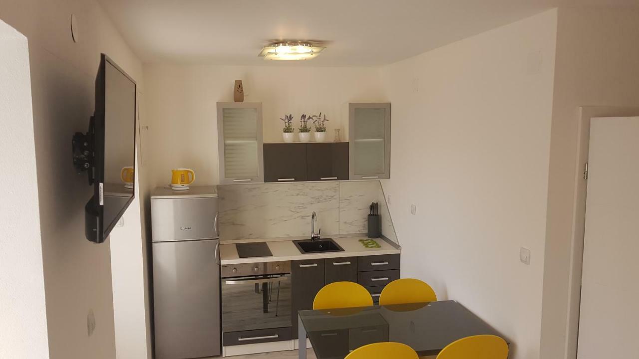 Apartmant Bionda Novi Vinodolski, Cozy And Nice Apartment For 4 People In The City Center Exteriör bild