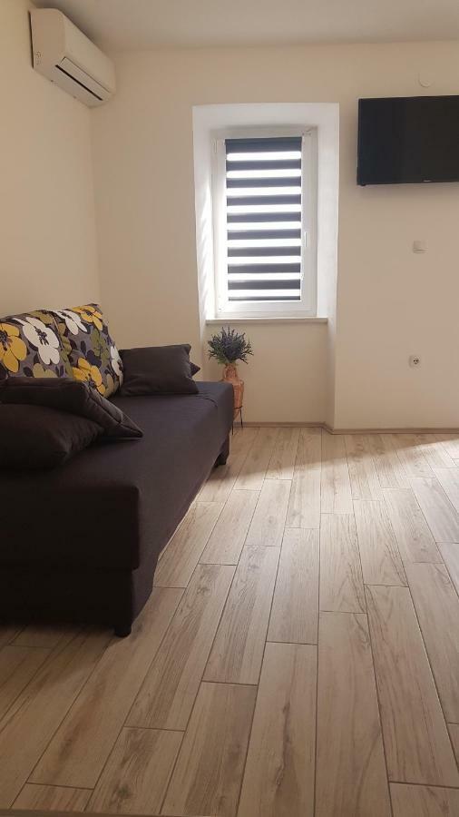 Apartmant Bionda Novi Vinodolski, Cozy And Nice Apartment For 4 People In The City Center Exteriör bild